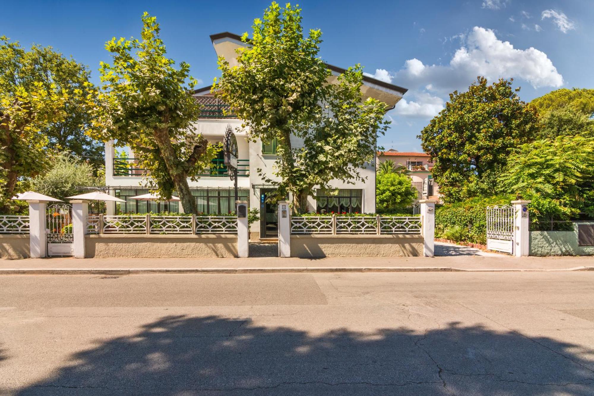 Hotel Eura Marina di Massa Εξωτερικό φωτογραφία